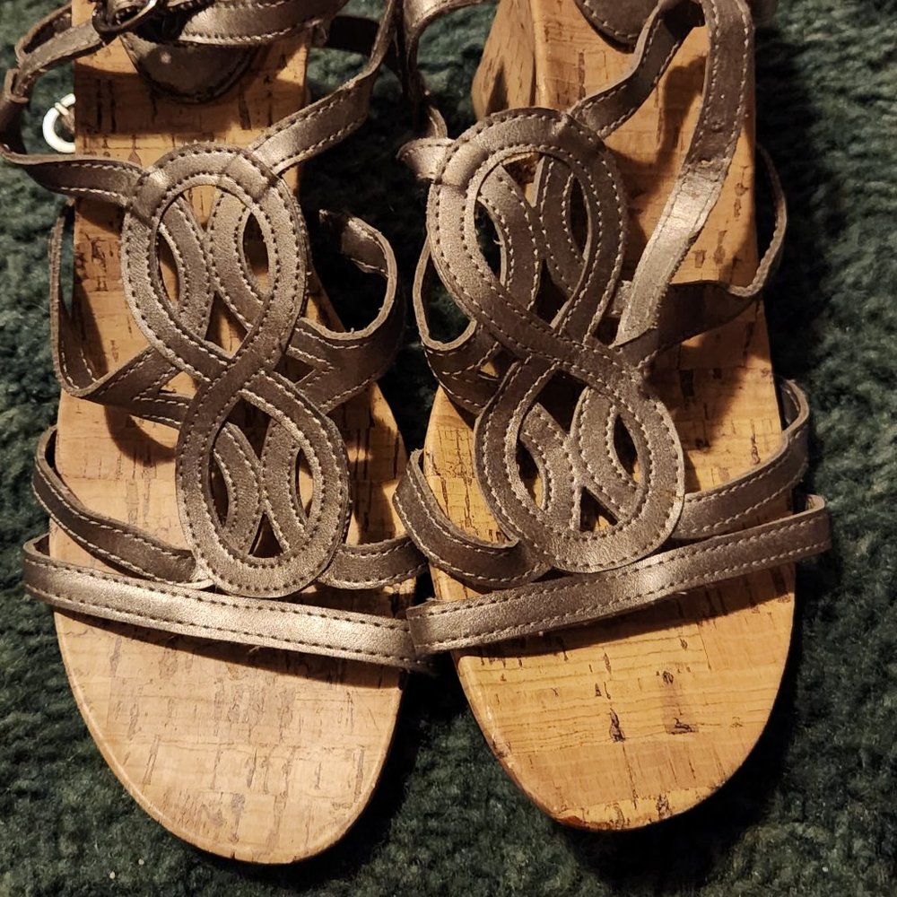 Unlisted wedge heels